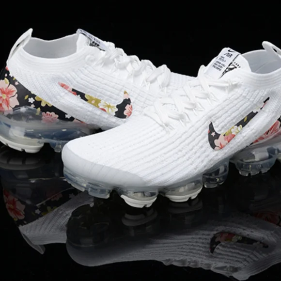 Women Nike air vapormax white sneakers - Picture 3 of 8